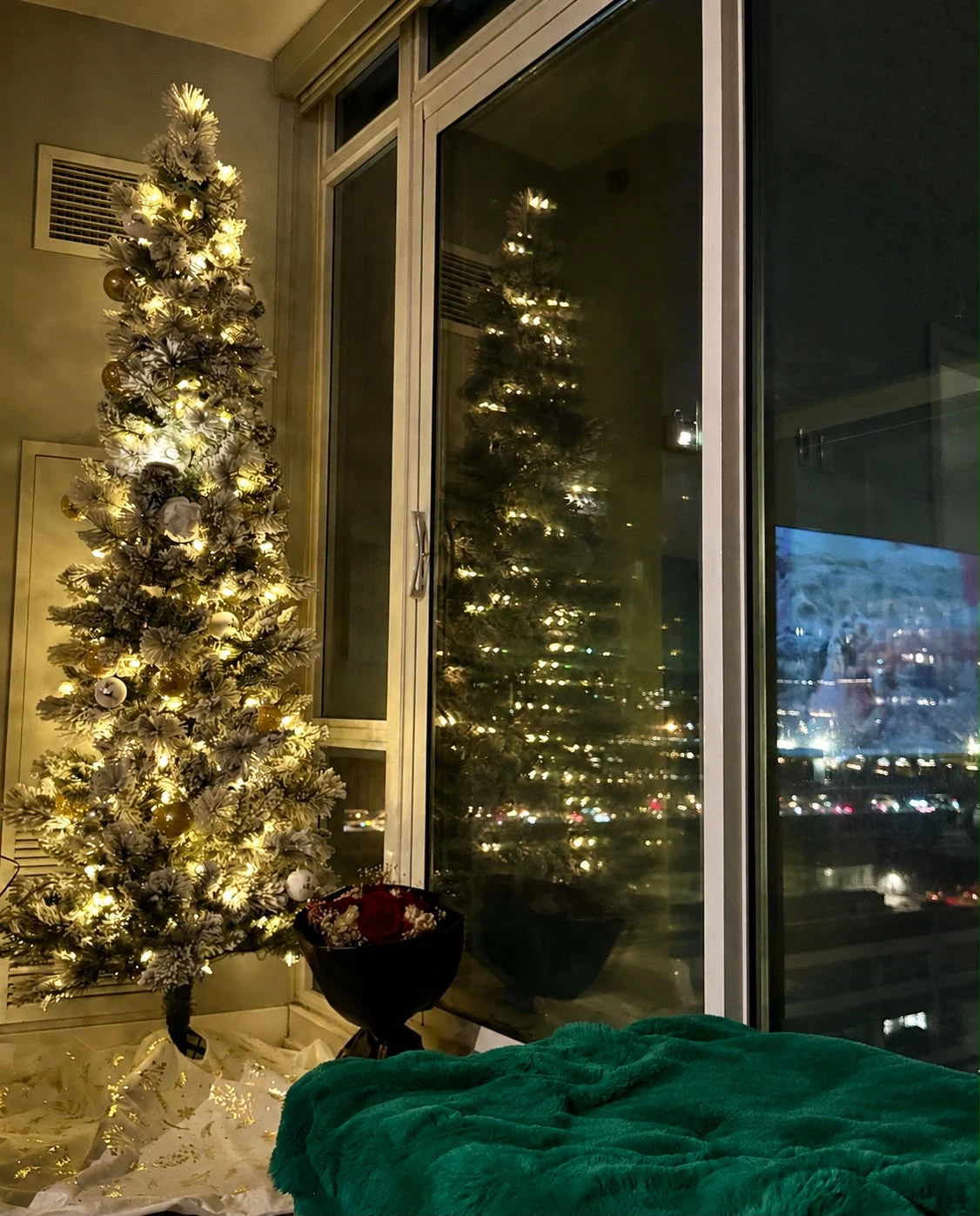 Pre-lit Artificial Christmas Tree