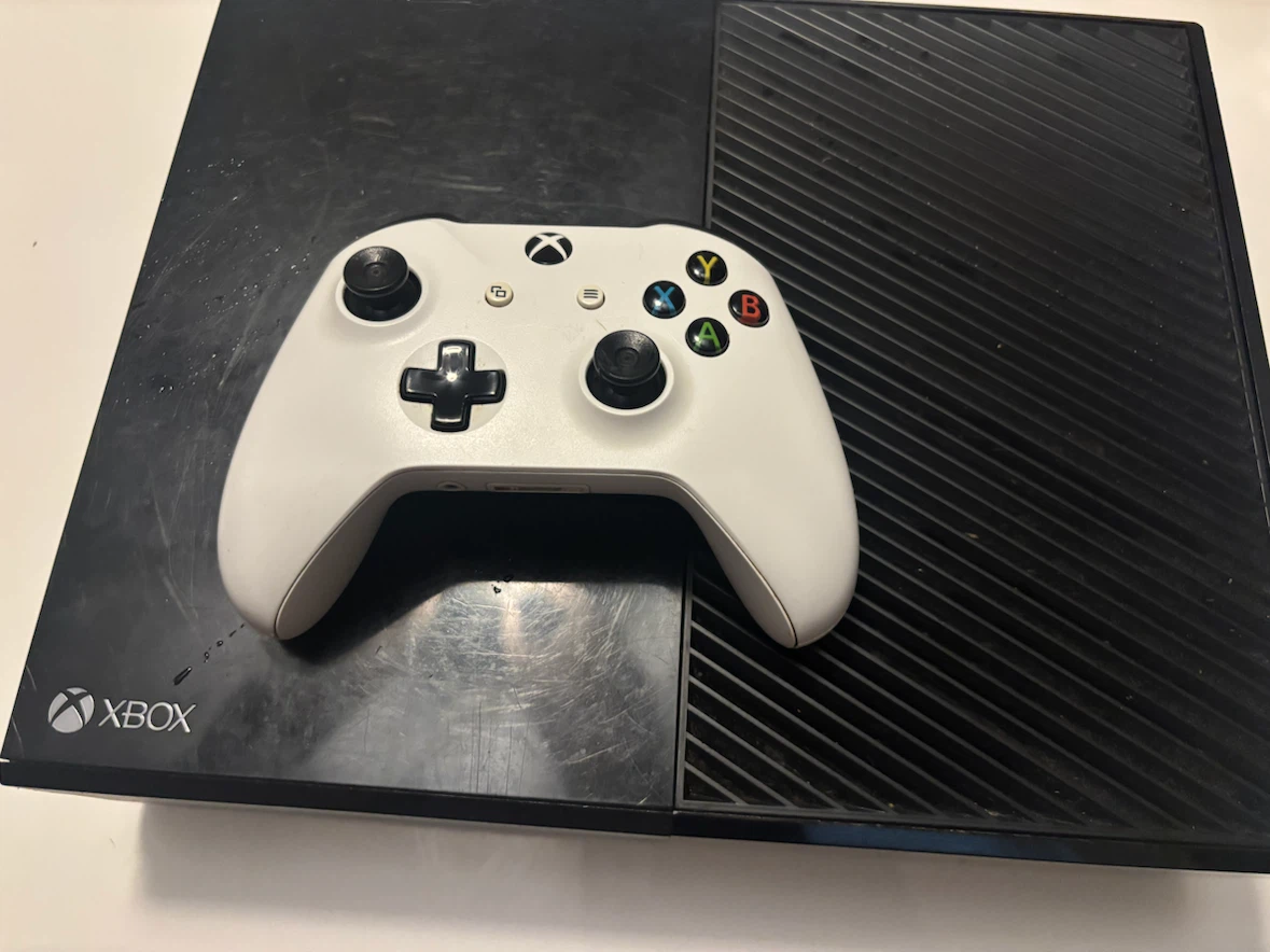 Xbox One Console with Controller - photo 2