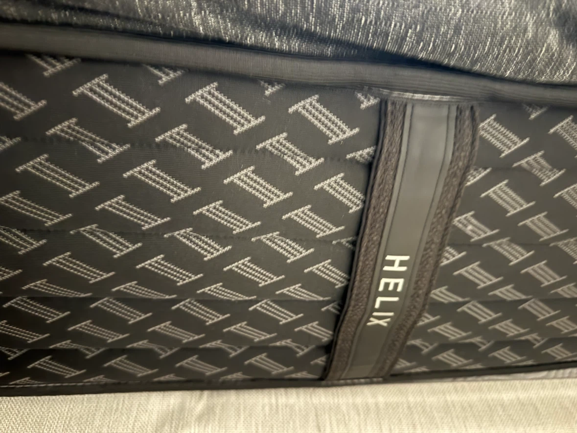 Helix Sunset Elite King Mattress Like New / Excellent Condition - photo 3