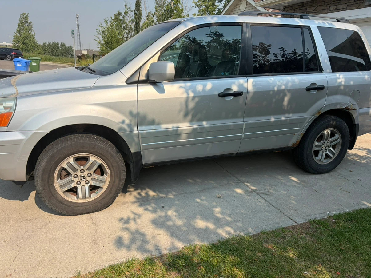 2005 Silver Honda Pilot SUV