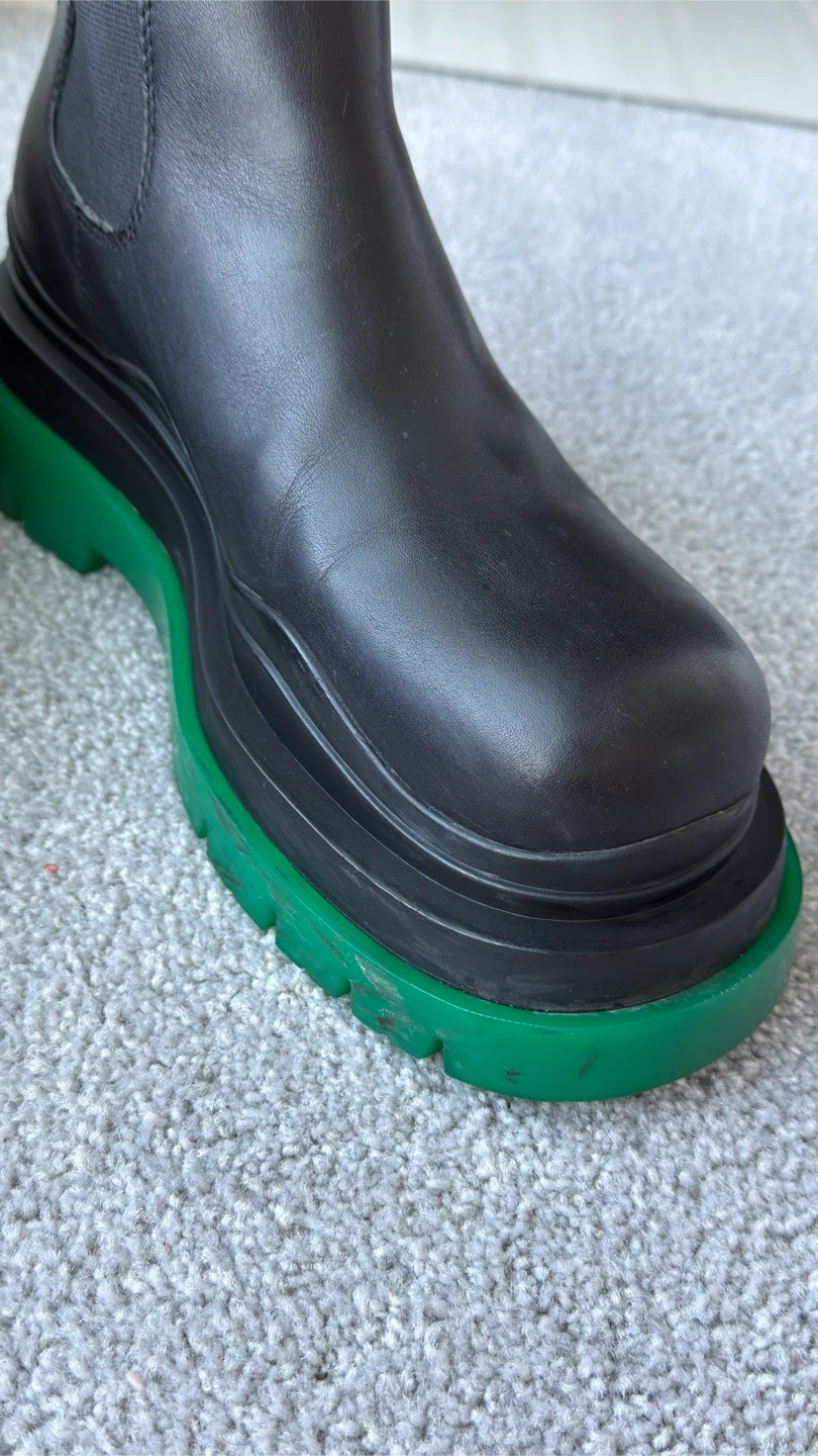 Bottega Veneta Black Leather Chelsea Boots - photo 3