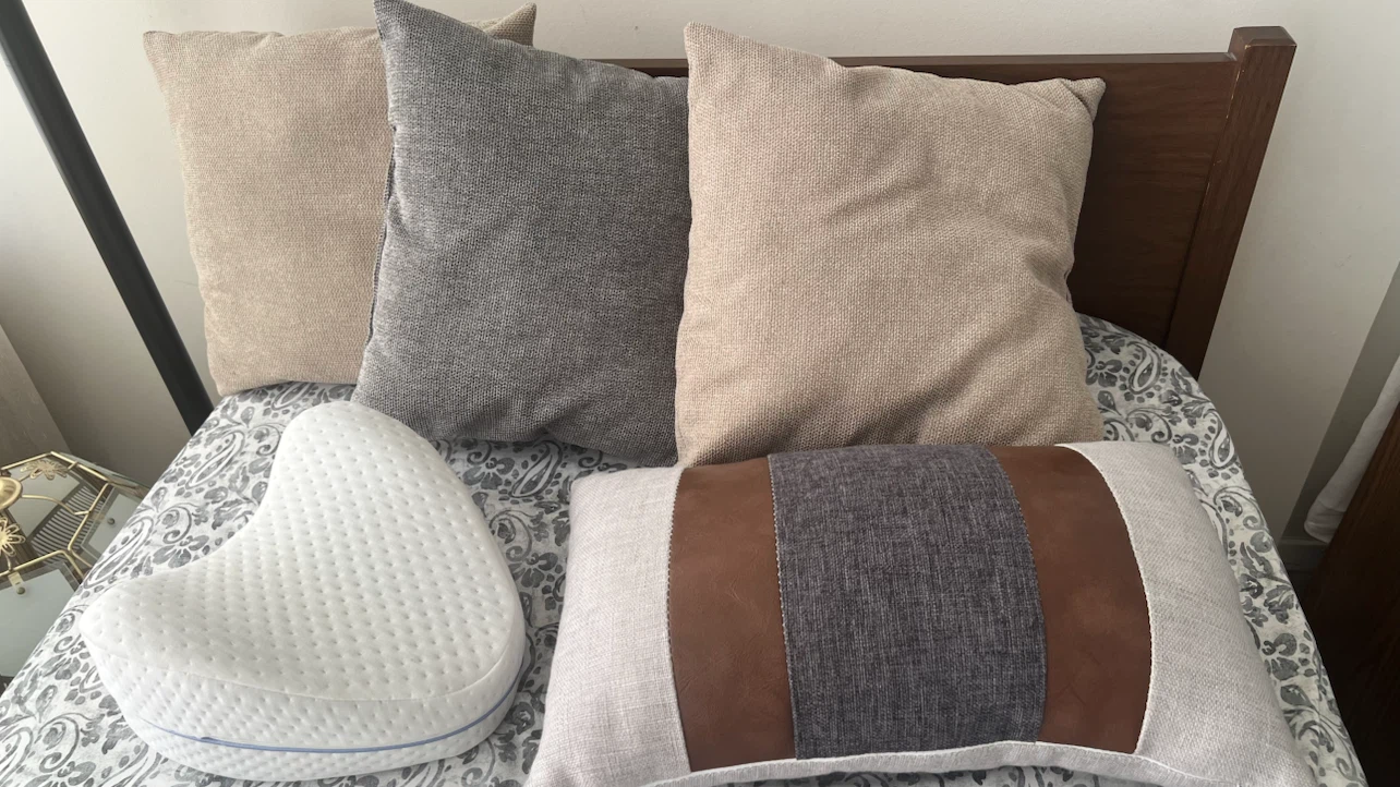 Set of 5 Decorative Pillows and 1 Neck Pillow - photo 2