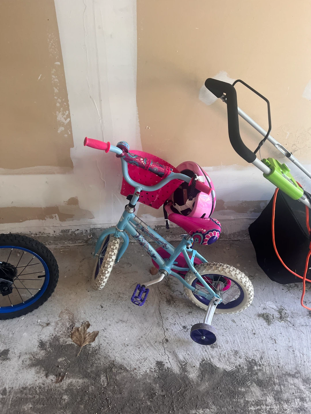 Kids Bicycle and Minnie Mouse Helmet - photo 2