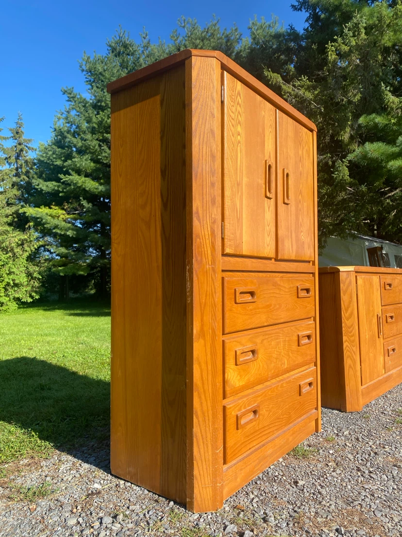 Vintage Solid Oak Tall Dresser / Armoire (CAN DELIVER) - photo 2