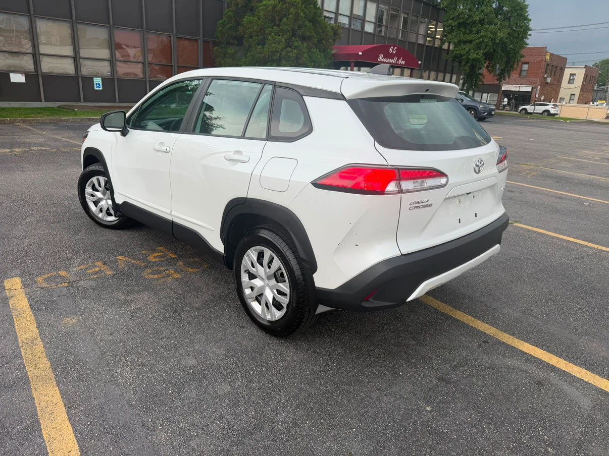 White Toyota Corolla Cross SUV 2022 - photo 4