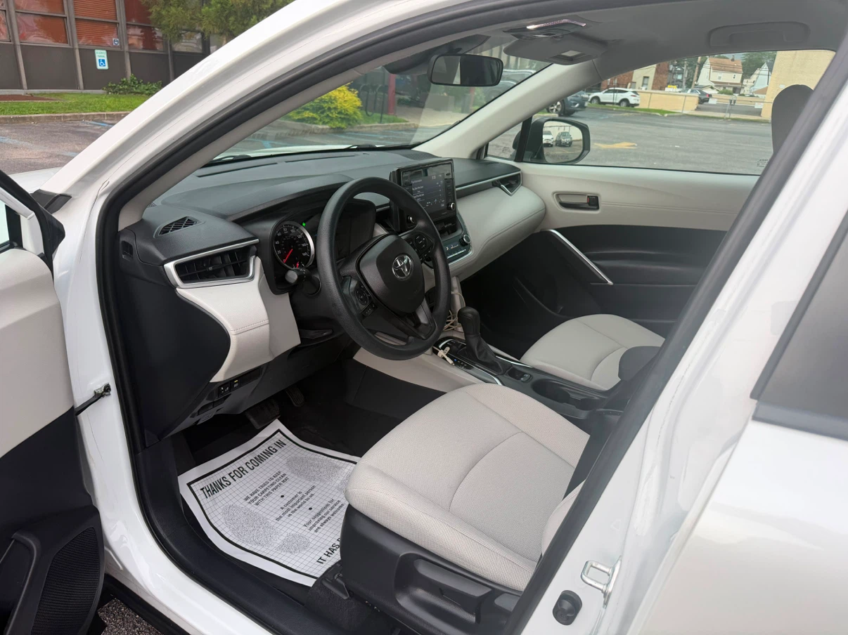 White Toyota Corolla Cross SUV 2022 - photo 5