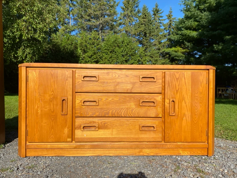 Vintage Solid Oak Wood Dresser / Sideboard (CAN DELIVER)
