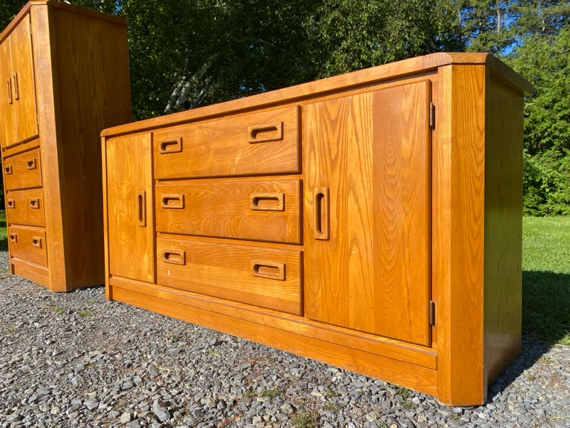 Vintage Solid Oak Wood Dresser / Sideboard (CAN DELIVER) - photo 2