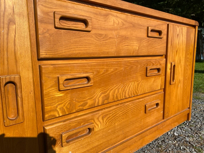Vintage Solid Oak Wood Dresser / Sideboard (CAN DELIVER) - photo 3