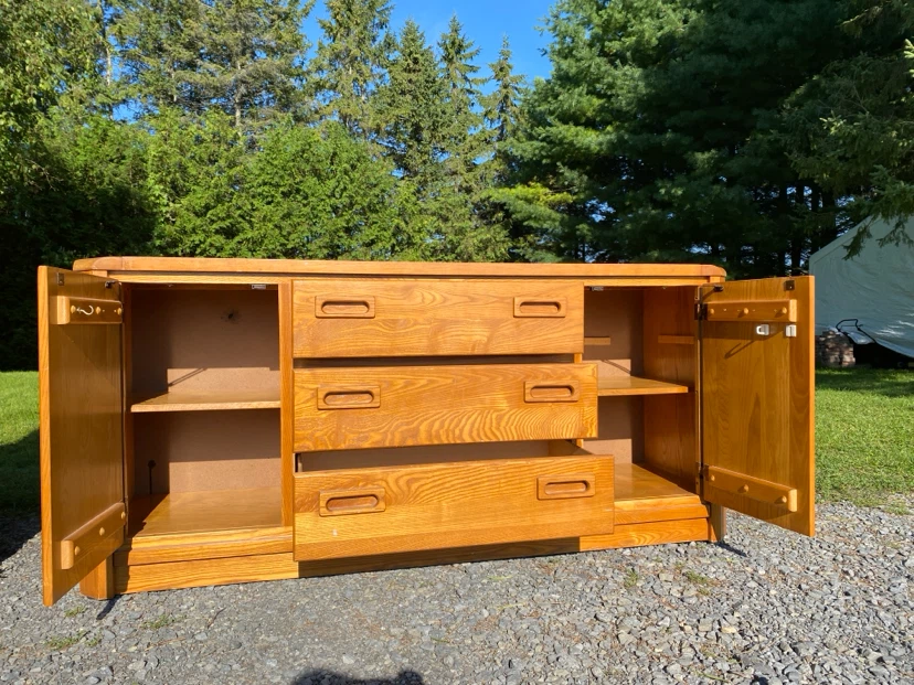 Vintage Solid Oak Wood Dresser / Sideboard (CAN DELIVER) - photo 4
