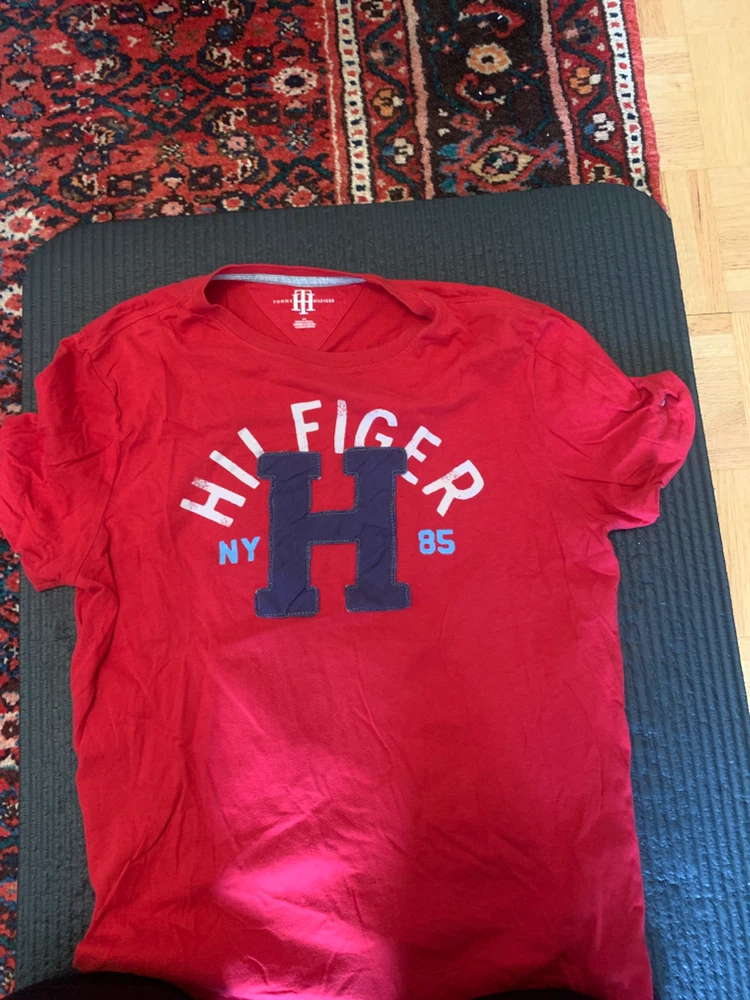Tommy Hilfiger Red T-Shirt - Size M