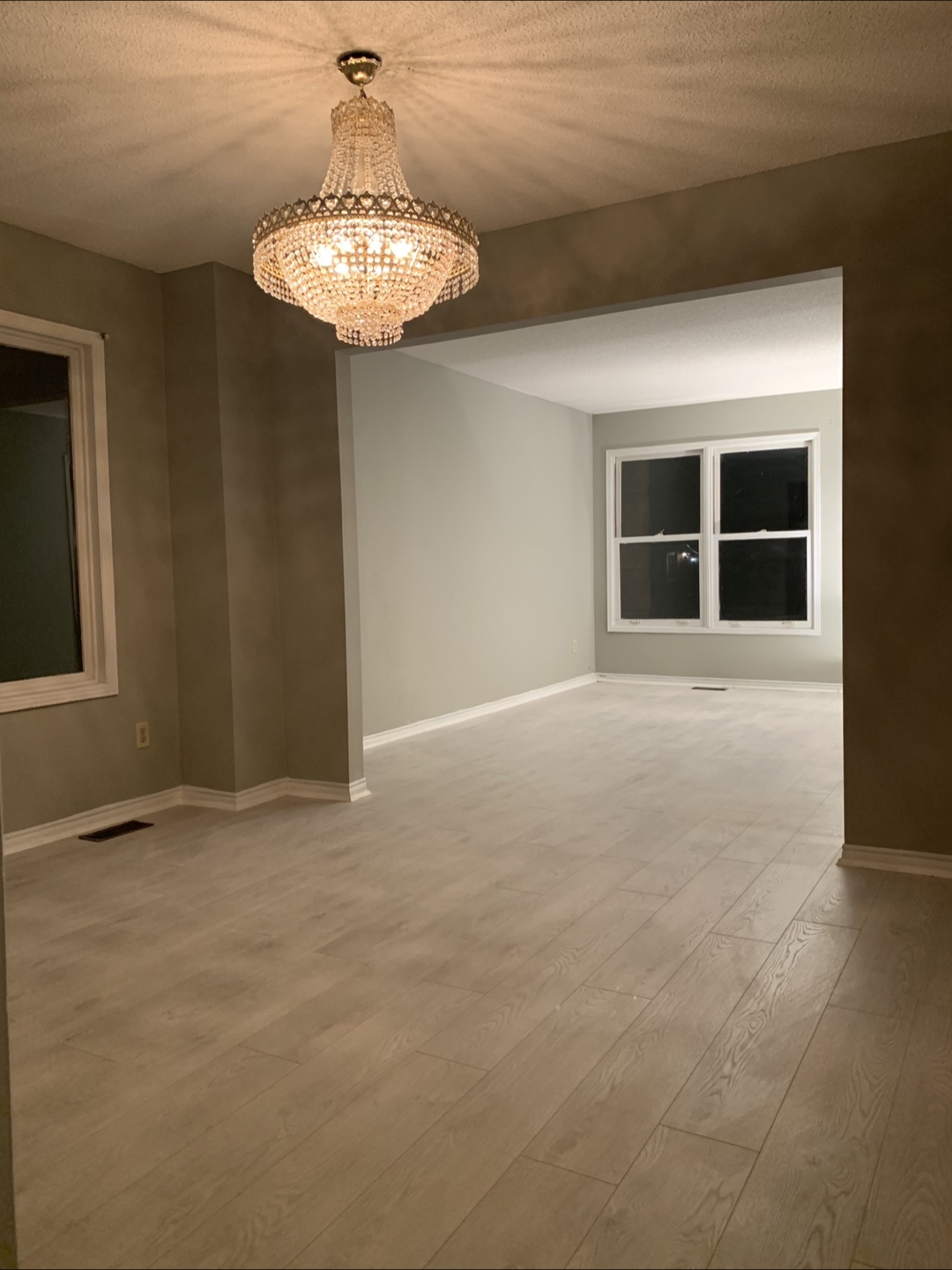 Room for Rent in Upper Level House Available Dixe/Queen