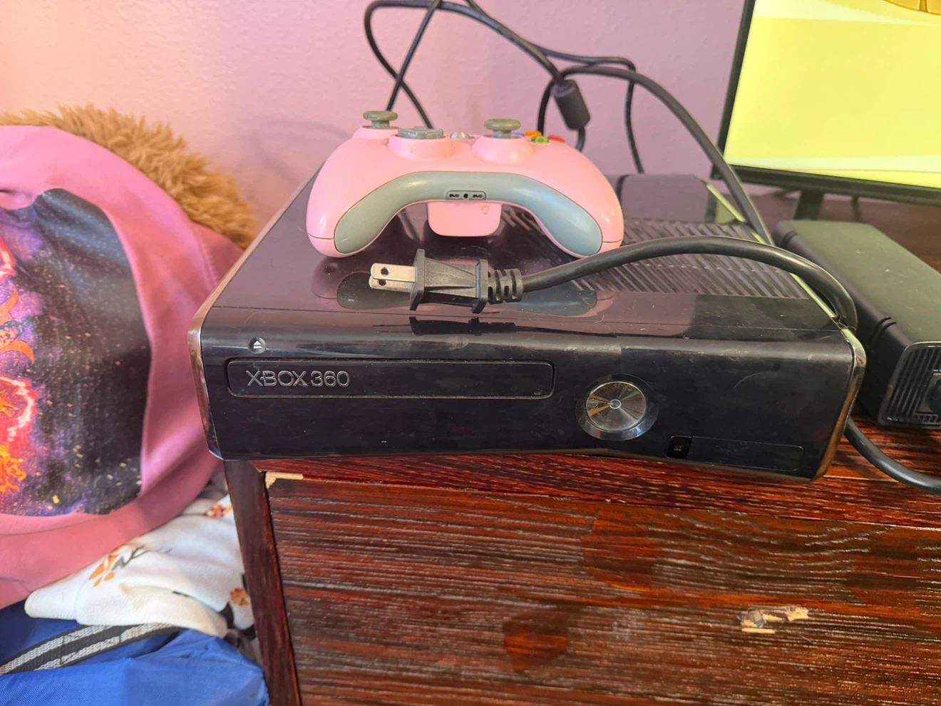 Xbox 360 Console with Pink Controller - photo 3