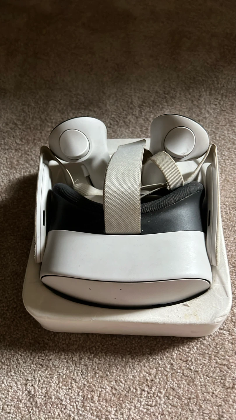 Meta Quest 2 VR Headset (slightly used) - photo 2
