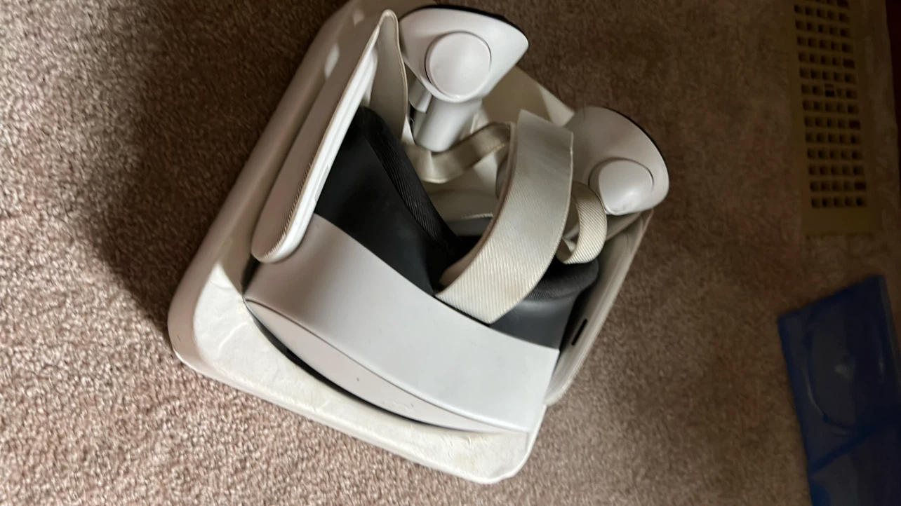 Meta Quest 2 VR Headset (slightly used) - photo 4
