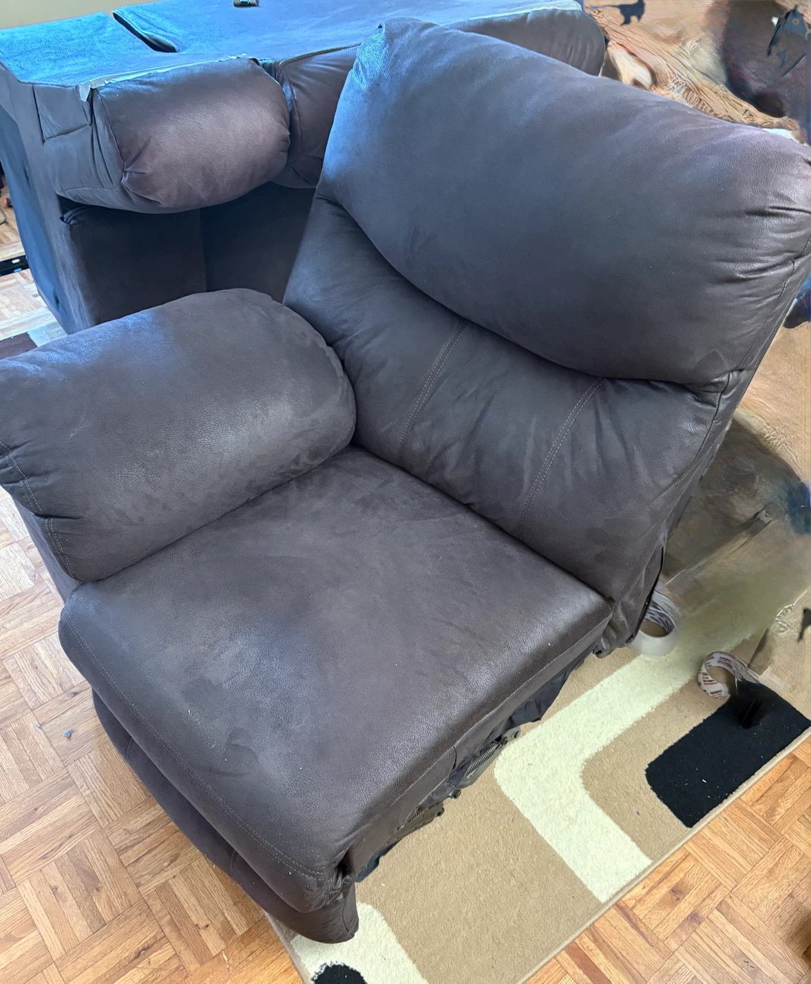 Ashley love seat recliner with hand rest and 2 cup holders - photo 3