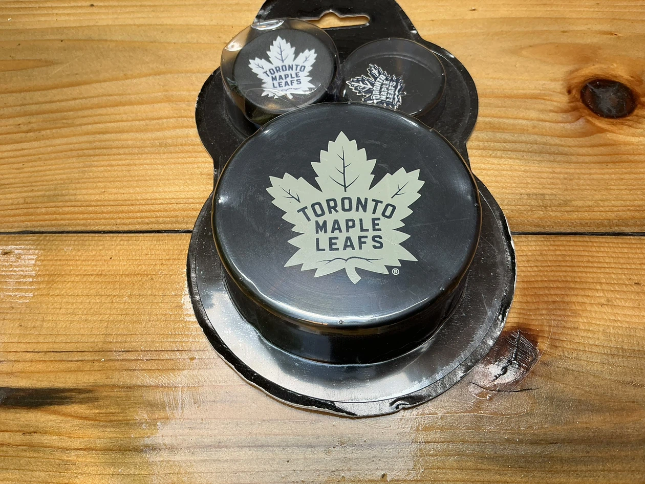 Inglasco Toronto Maple Leafs Keychain & Puck Set - photo 2