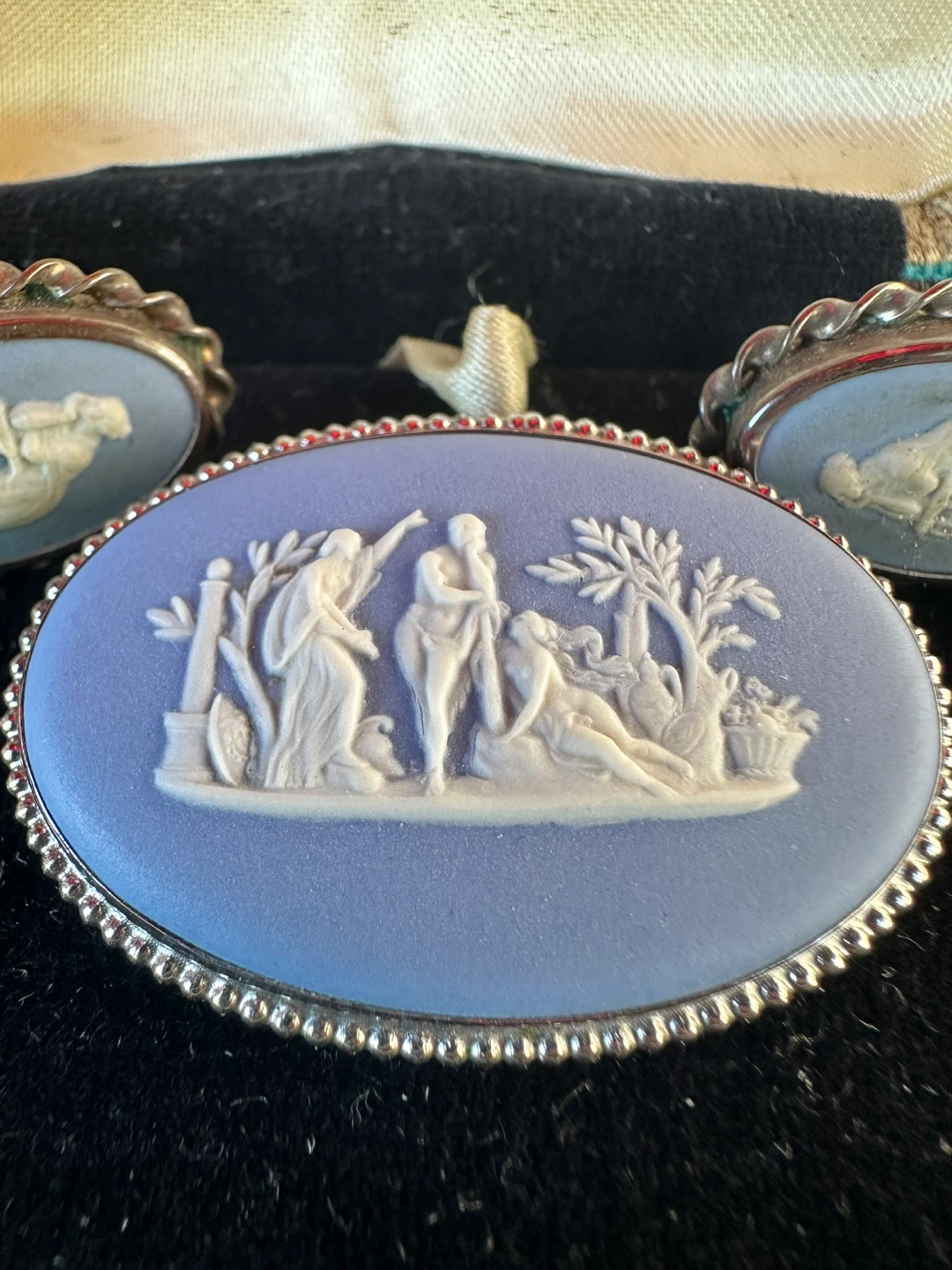 Wedgwood Brooch and Earrings Set - photo 2