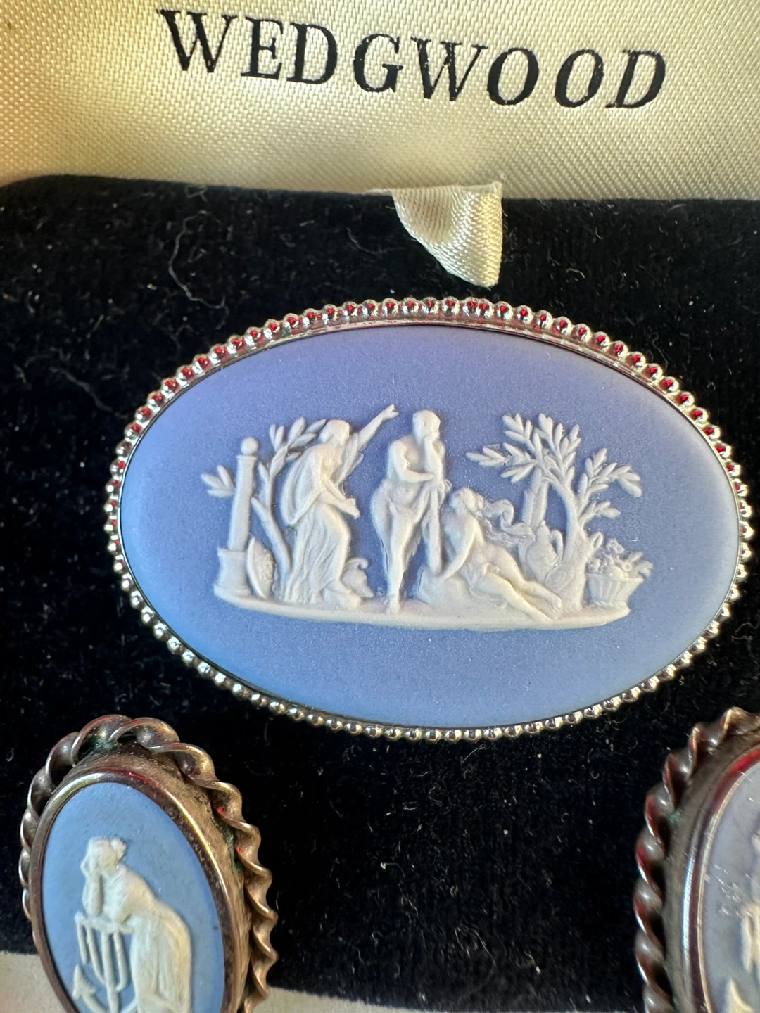 Wedgwood Brooch and Earrings Set - photo 4