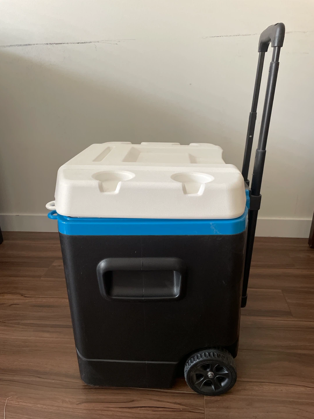 Igloo Cooler with Wheels and Mott's Clamato Logo - photo 2