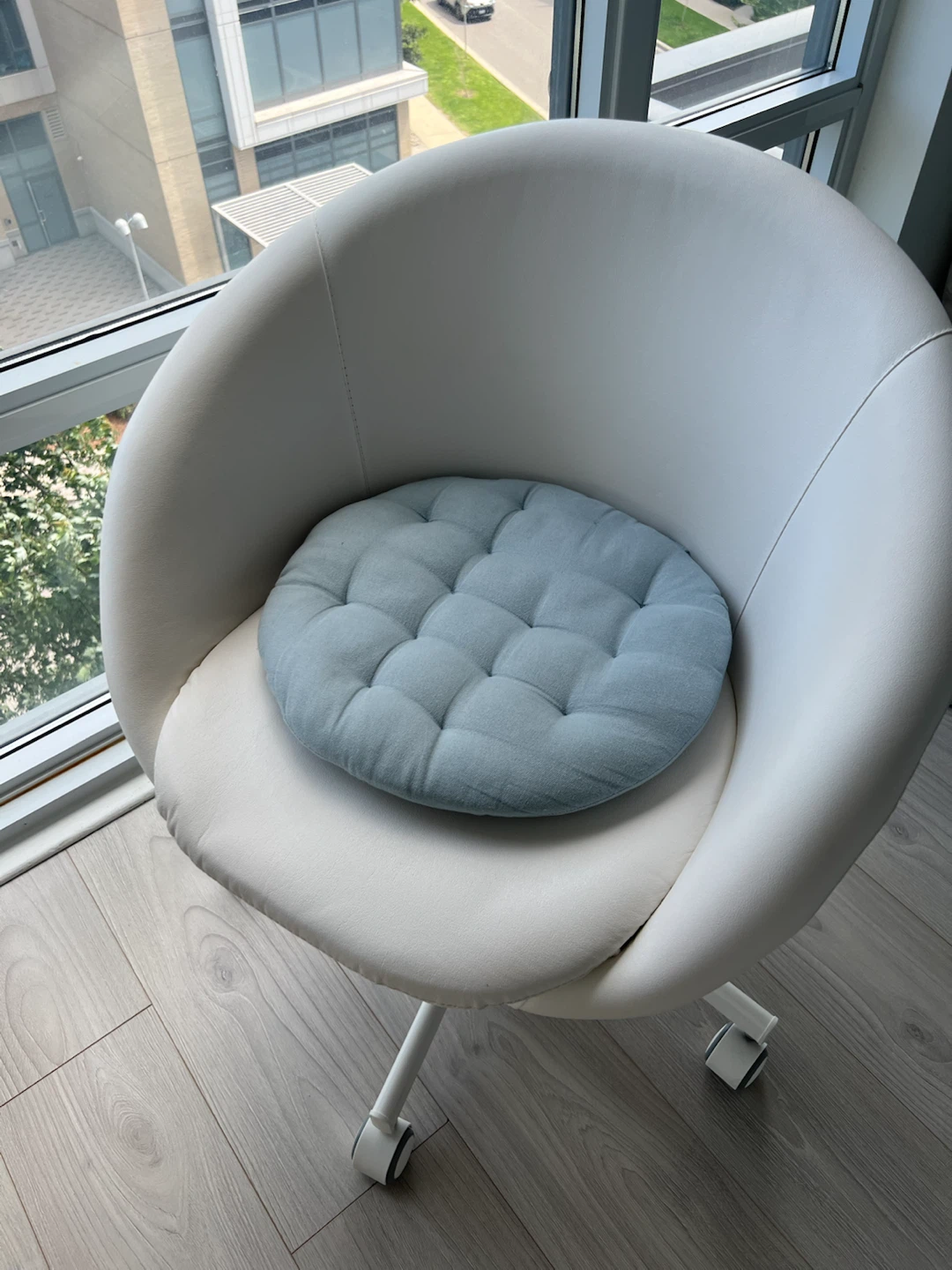 IKEA SKRUVSTA Swivel Chair – White Faux Leather (+ Free Cushion) - photo 2
