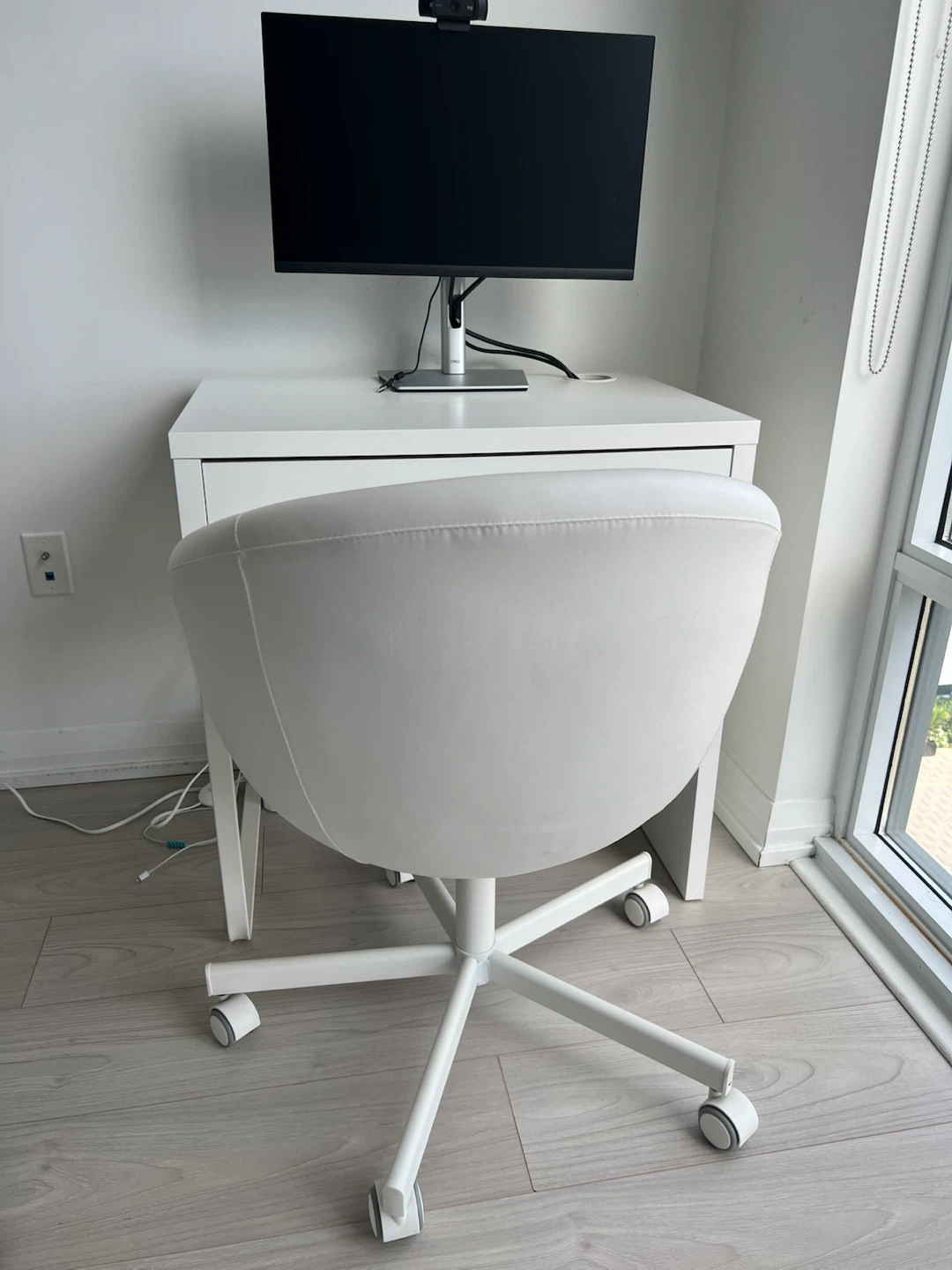 IKEA SKRUVSTA Swivel Chair – White Faux Leather (+ Free Cushion) - photo 3