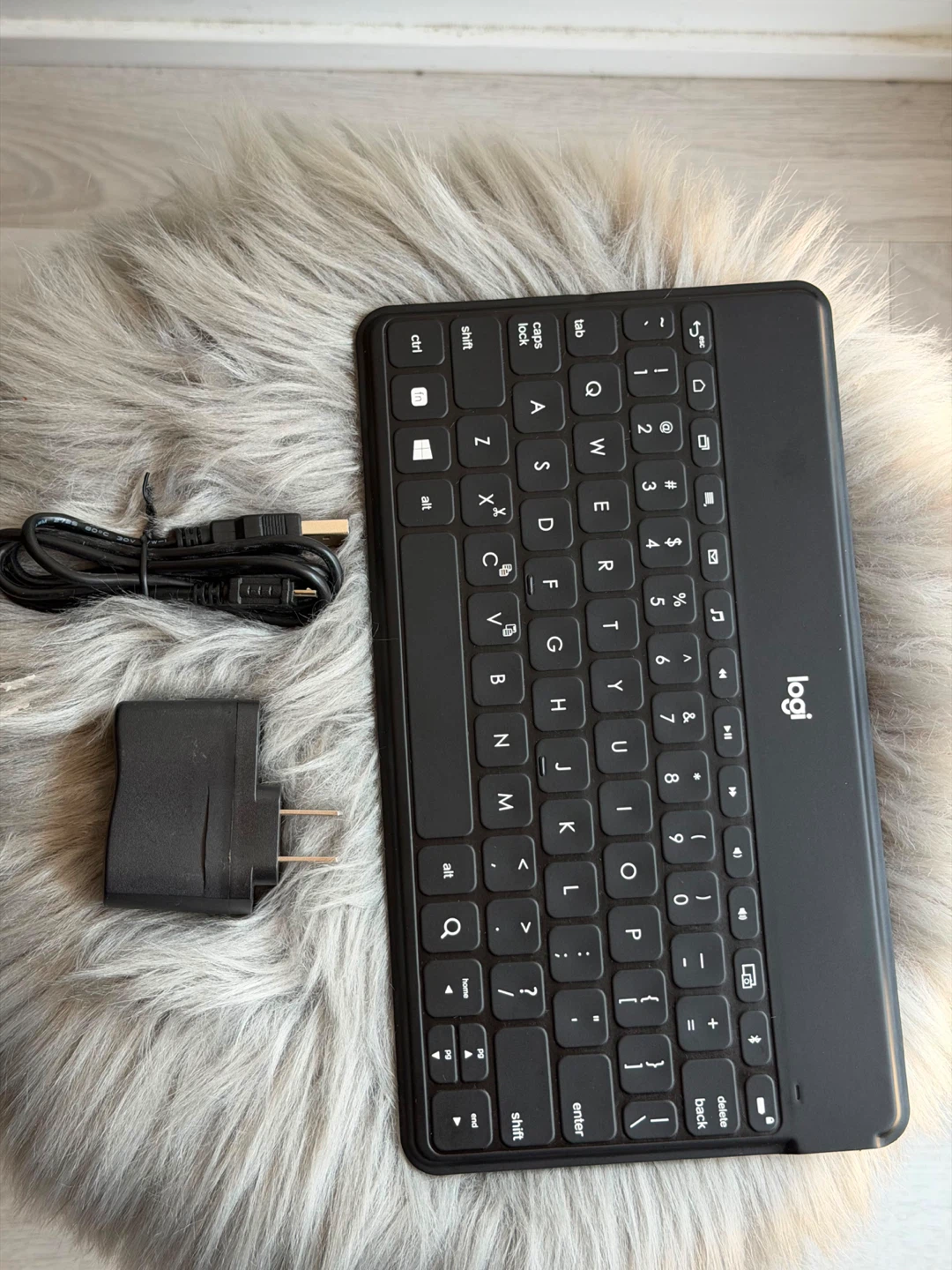 Logitech Wireless Keyboard with Charger and USB Cable - photo 2