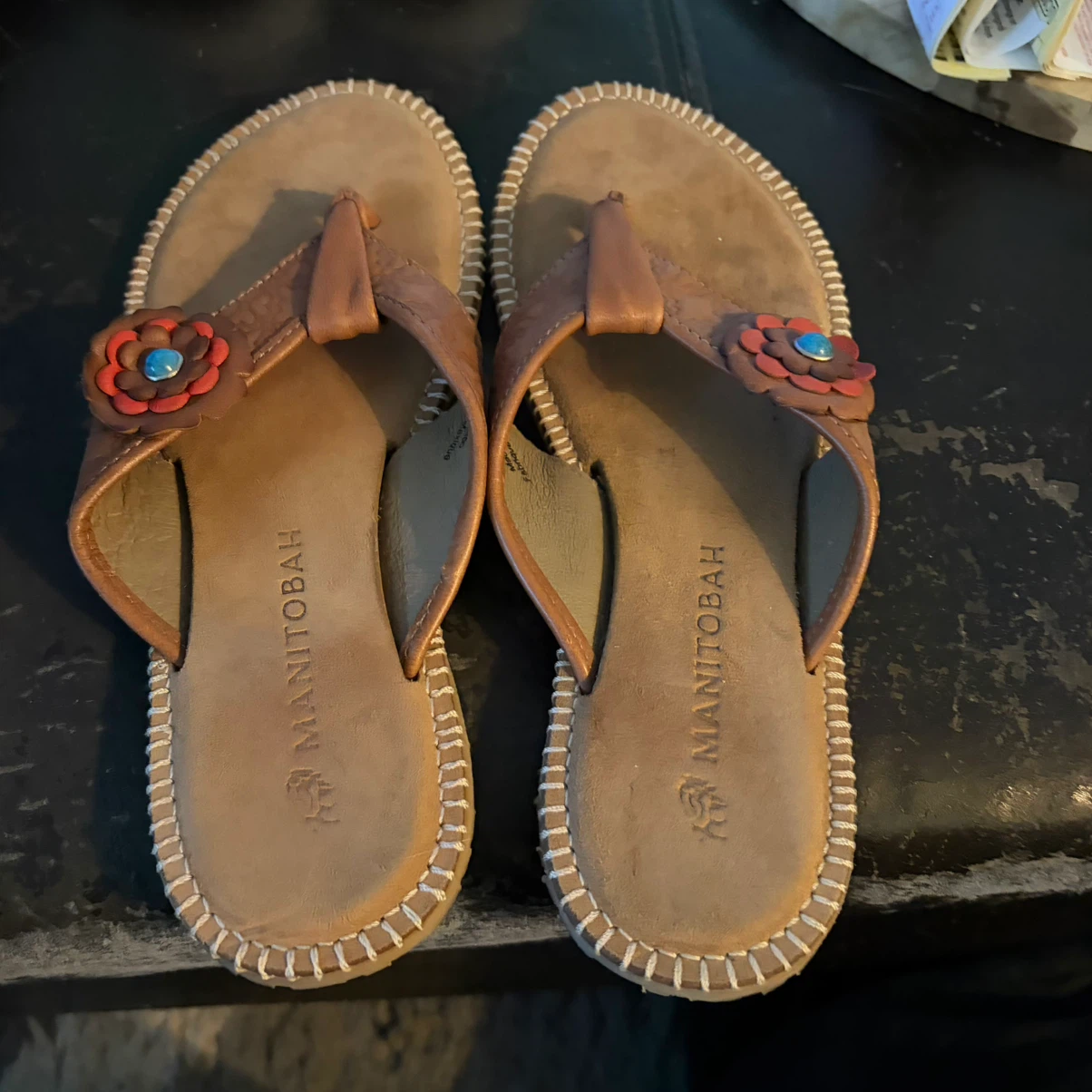 Manitobah Mukluks Flip Flops Size 6