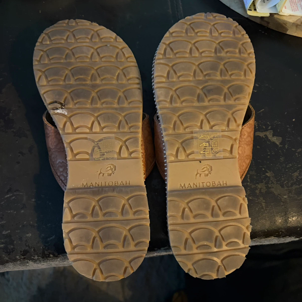 Manitobah Mukluks Flip Flops Size 6 - photo 2