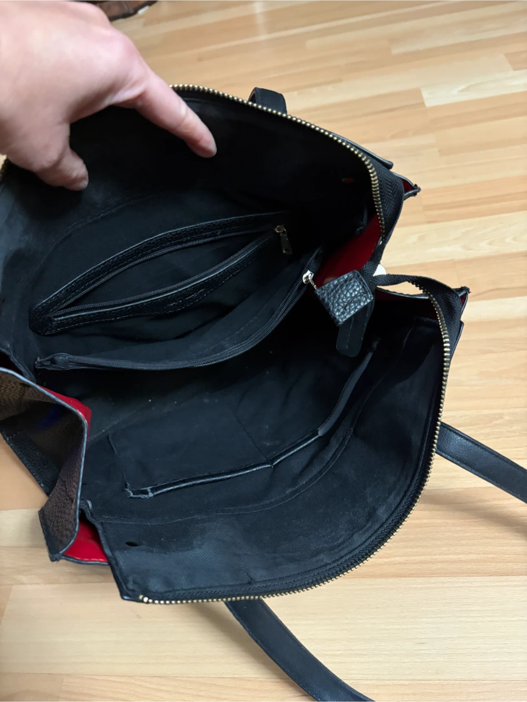 Women’s Black Leather Purse $10 firm Used - photo 4