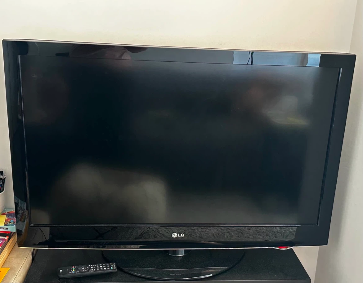 LG 42LH30 42" HD TV + Google Chromecast HD
