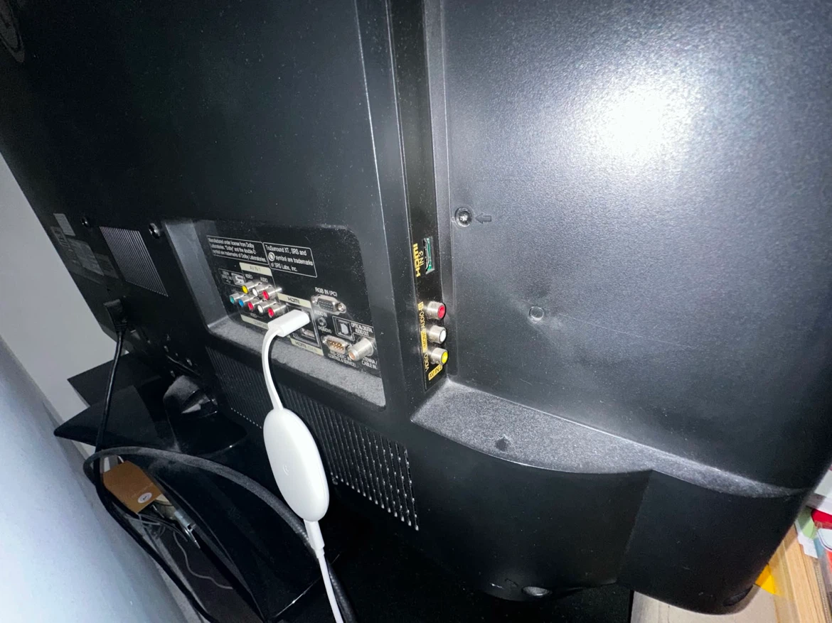 LG 42LH30 42" HD TV + Google Chromecast HD - photo 2