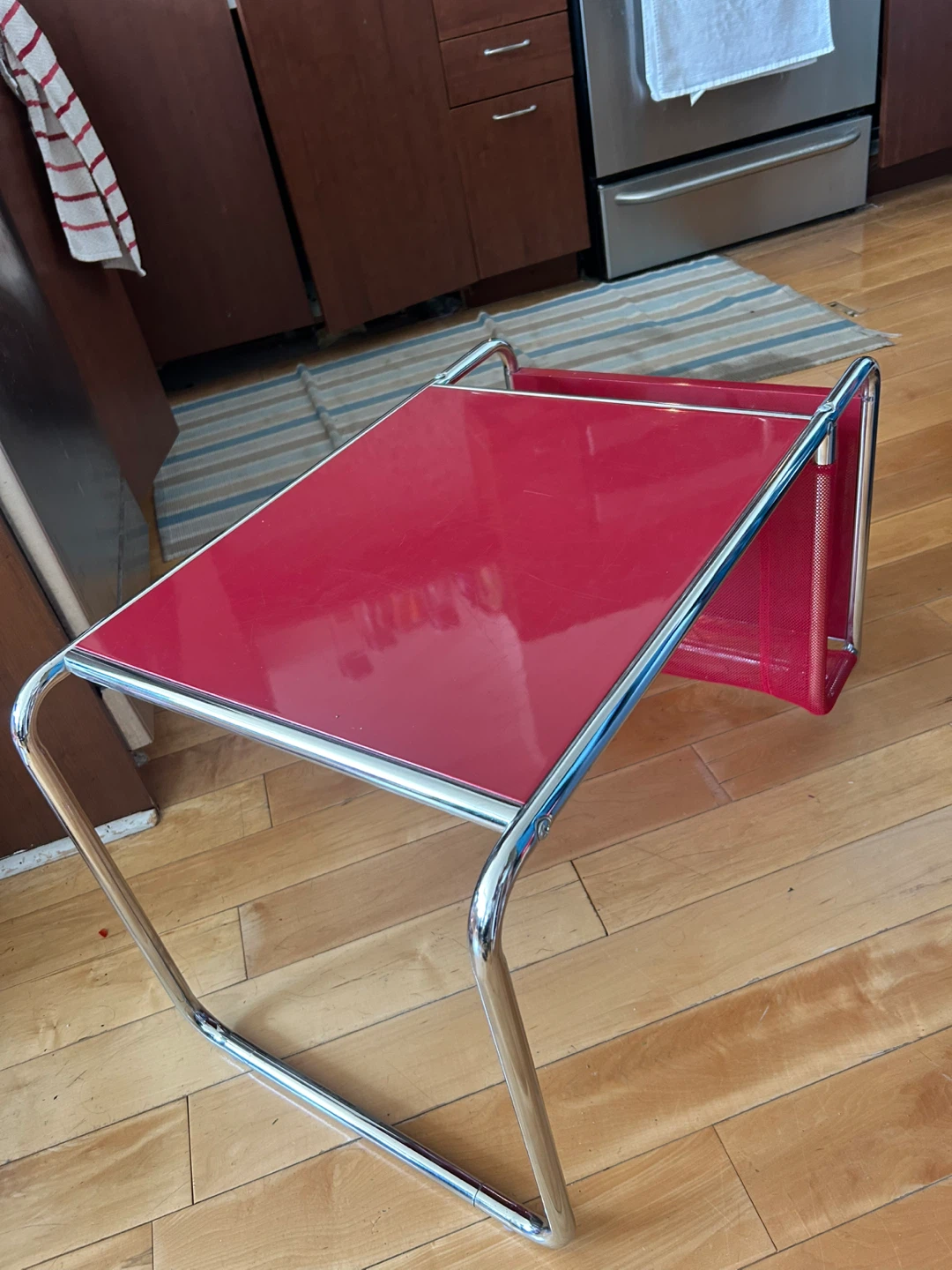 Red Magazine Rack Side Table - photo 3