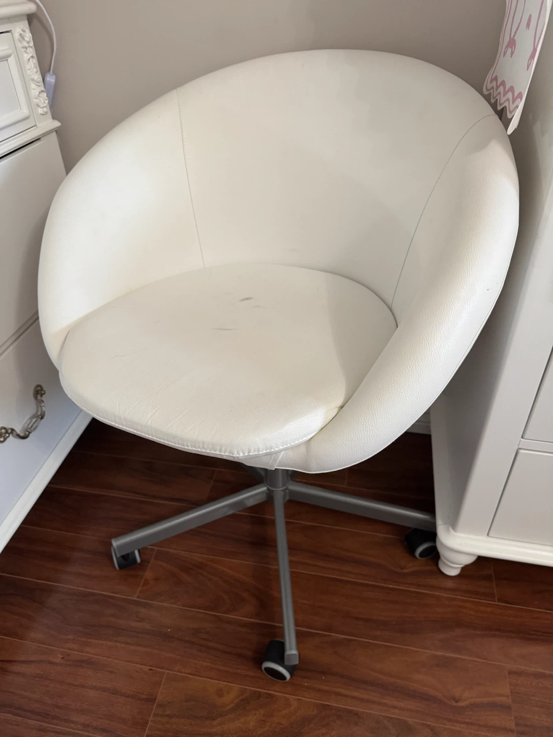 White Swivel Chair - photo 2