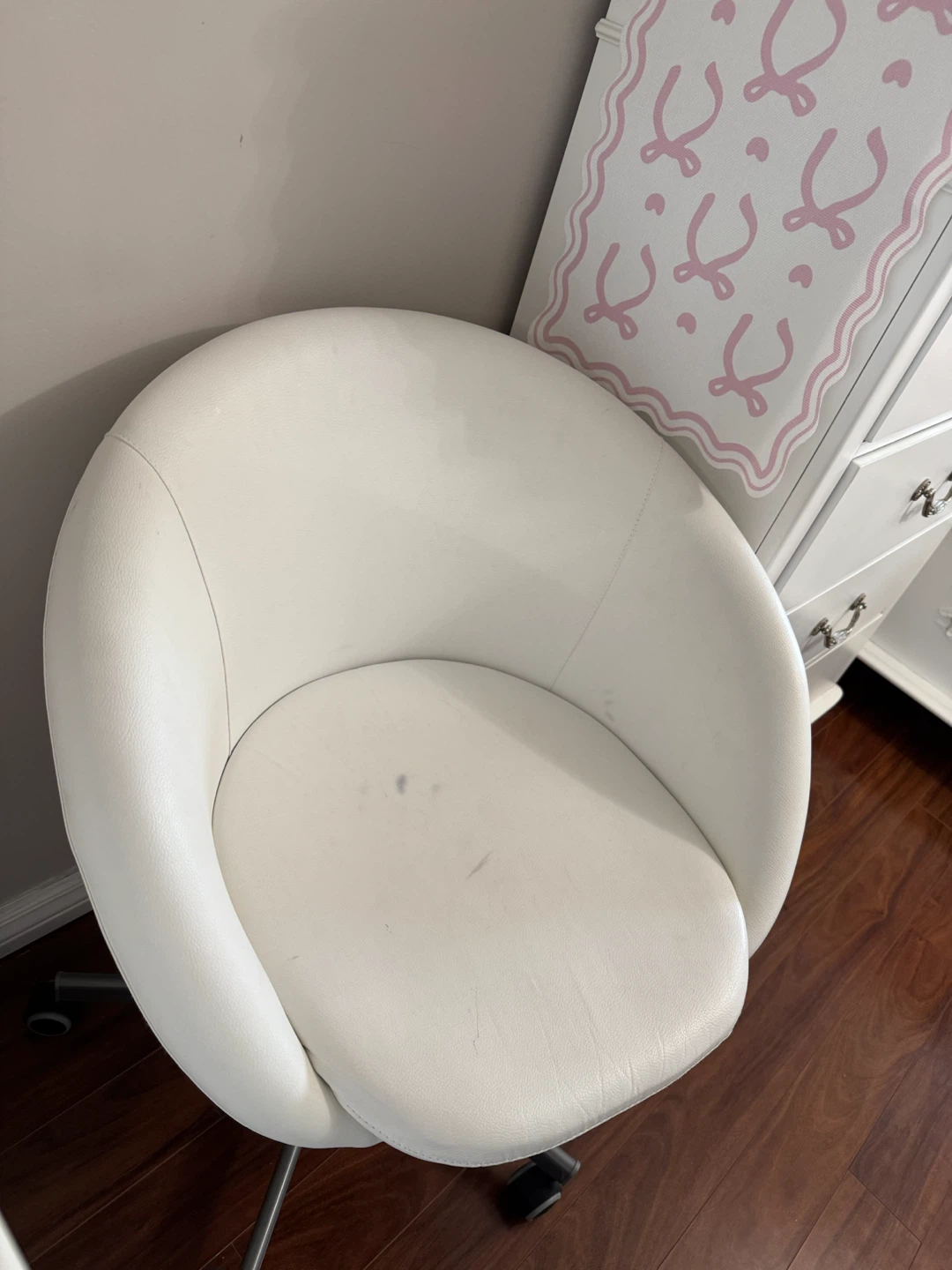 White Swivel Chair - photo 3