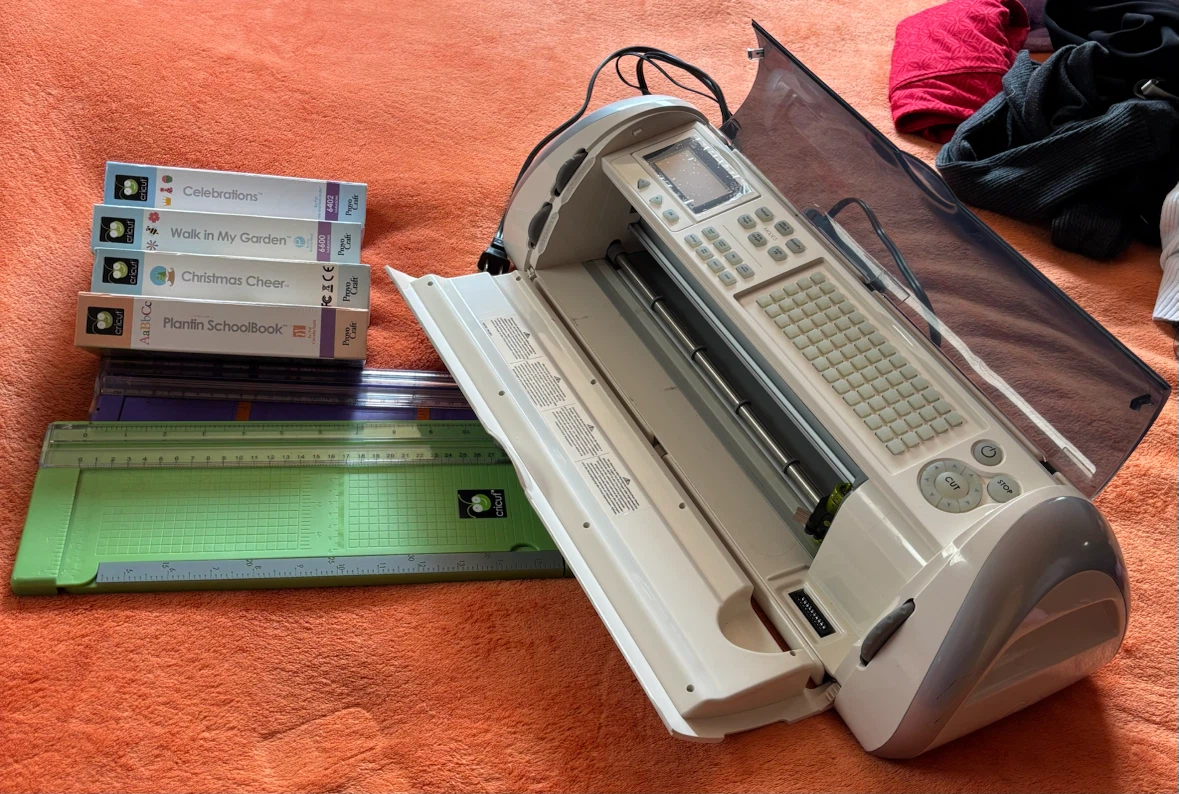 Vintage Cricut Expression Craft Bundle – Works Great!