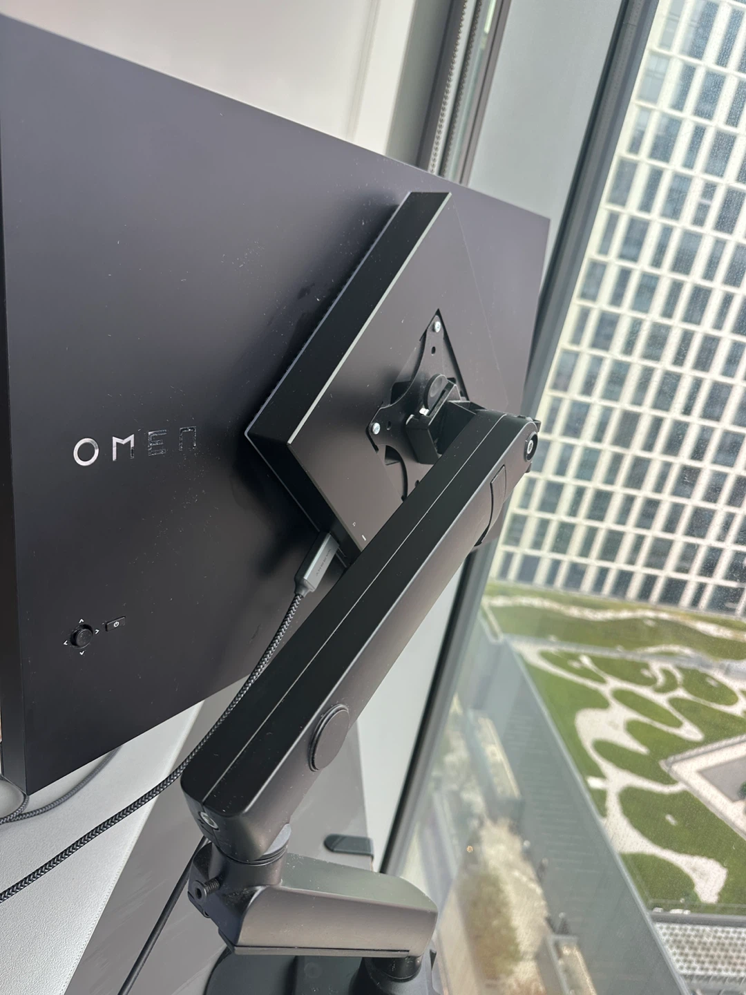 HP OMEN 27-inch Gaming Monitor + Monitor Arm - photo 2