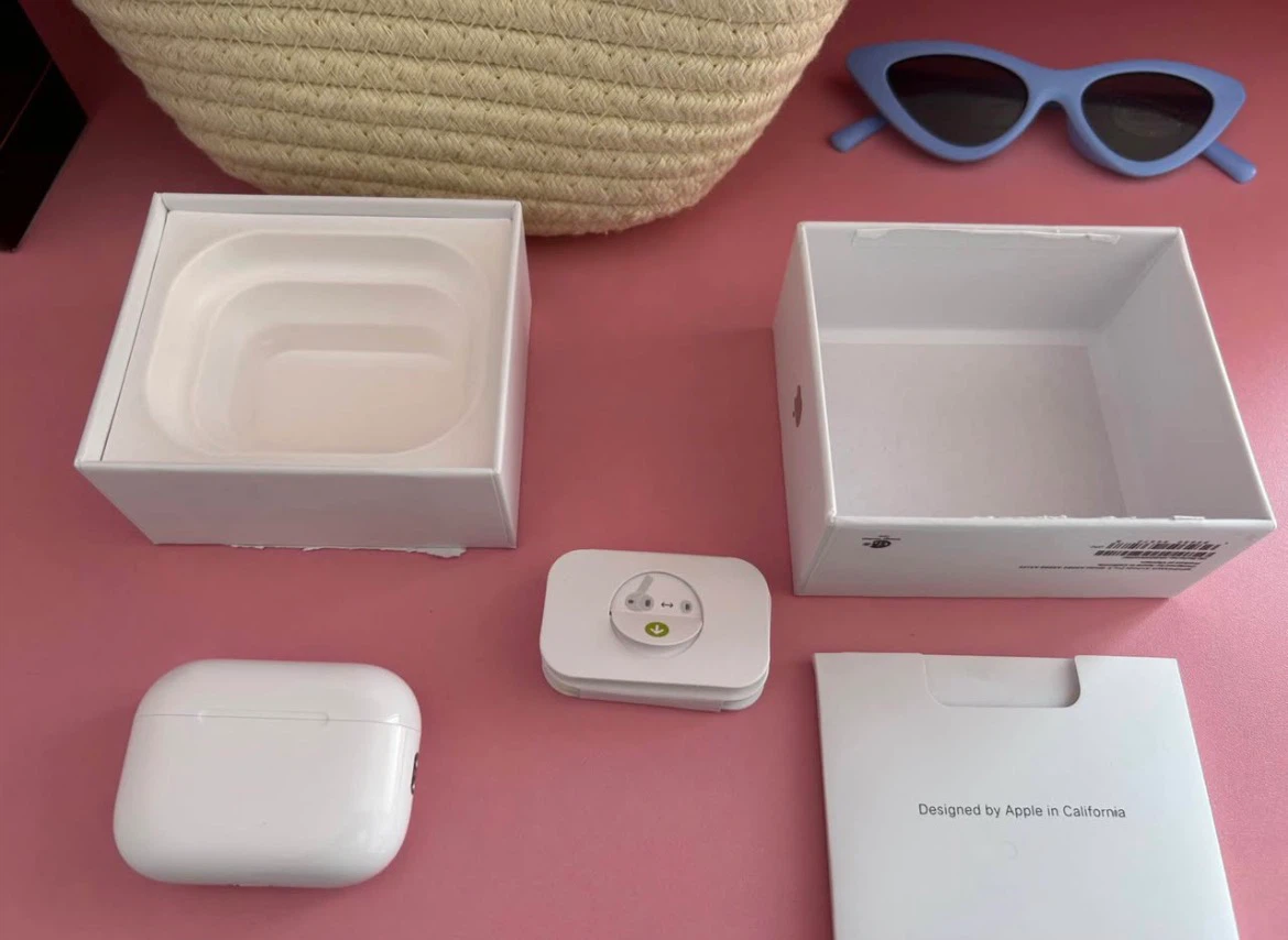 Apple AirPods Pro 3 – Like New + Original Box - photo 2