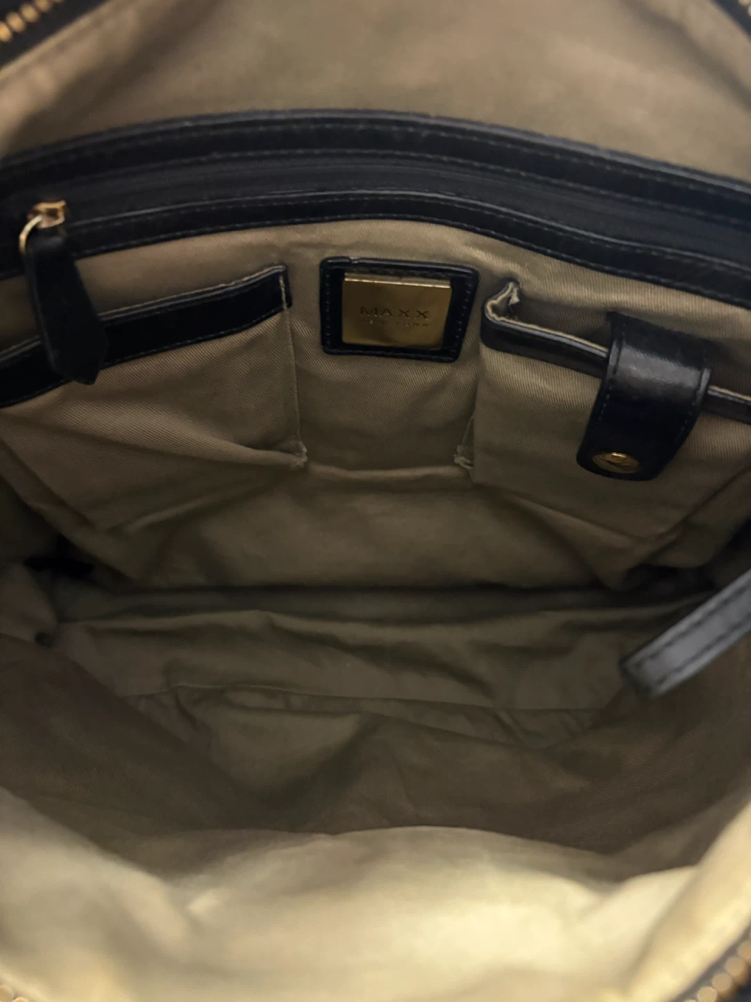 MAXX NEW YORK Multi-Pocket Black Leather Shoulder Bag - photo 3