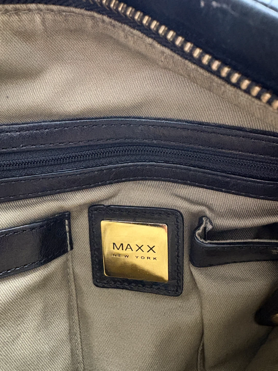 MAXX NEW YORK Multi-Pocket Black Leather Shoulder Bag - photo 4