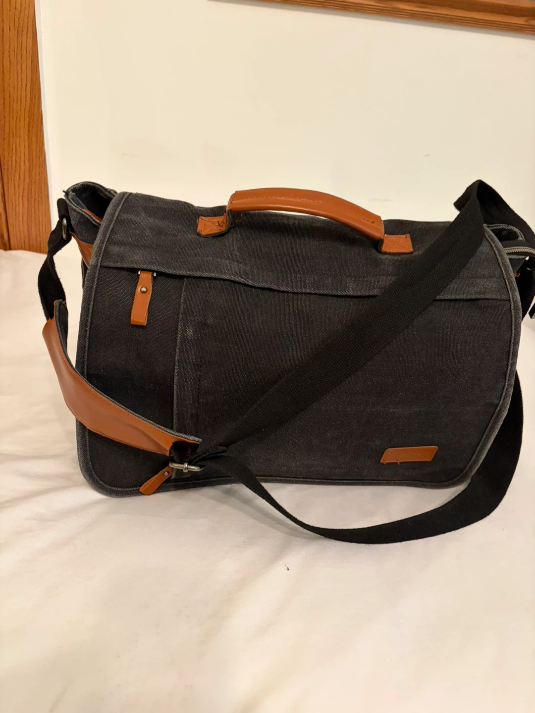 Estare Messenger Bag