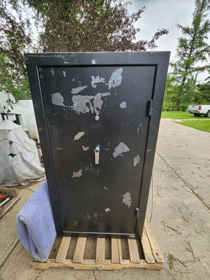 Standing gunnebo safe