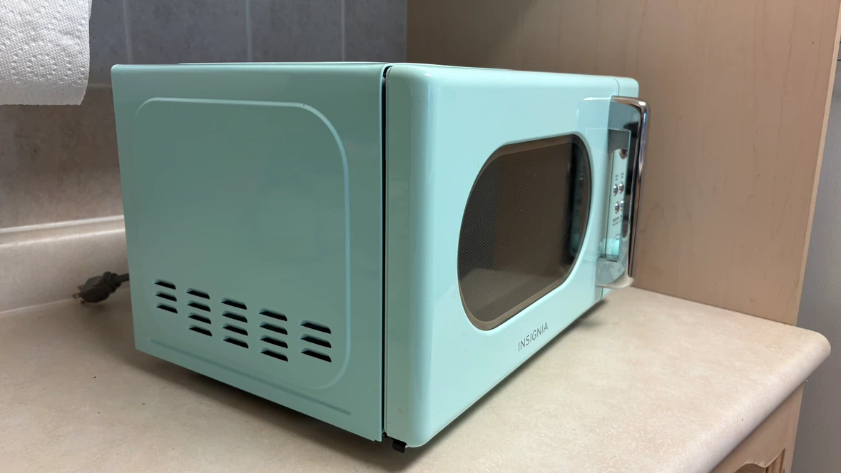 Insignia Retro Mint Microwave – 0.7 Cu. Ft. - photo 2
