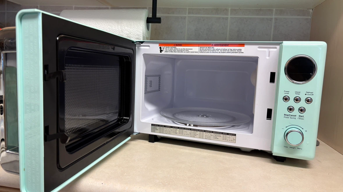 Insignia Retro Mint Microwave – 0.7 Cu. Ft. - photo 3