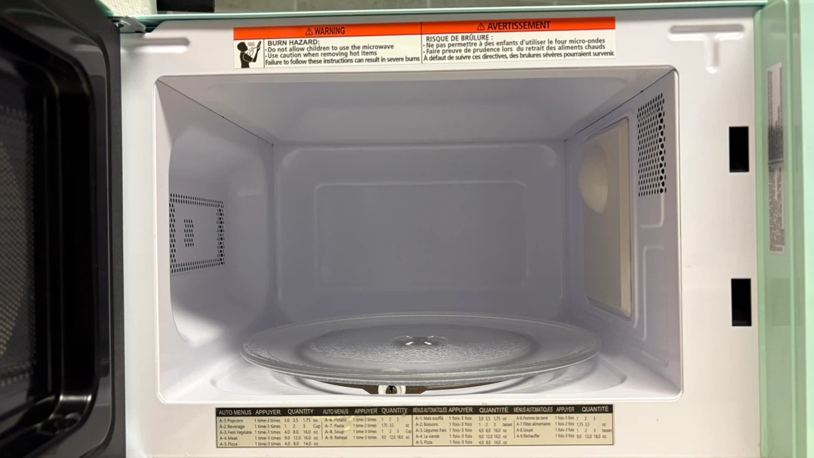 Insignia Retro Mint Microwave – 0.7 Cu. Ft. - photo 4
