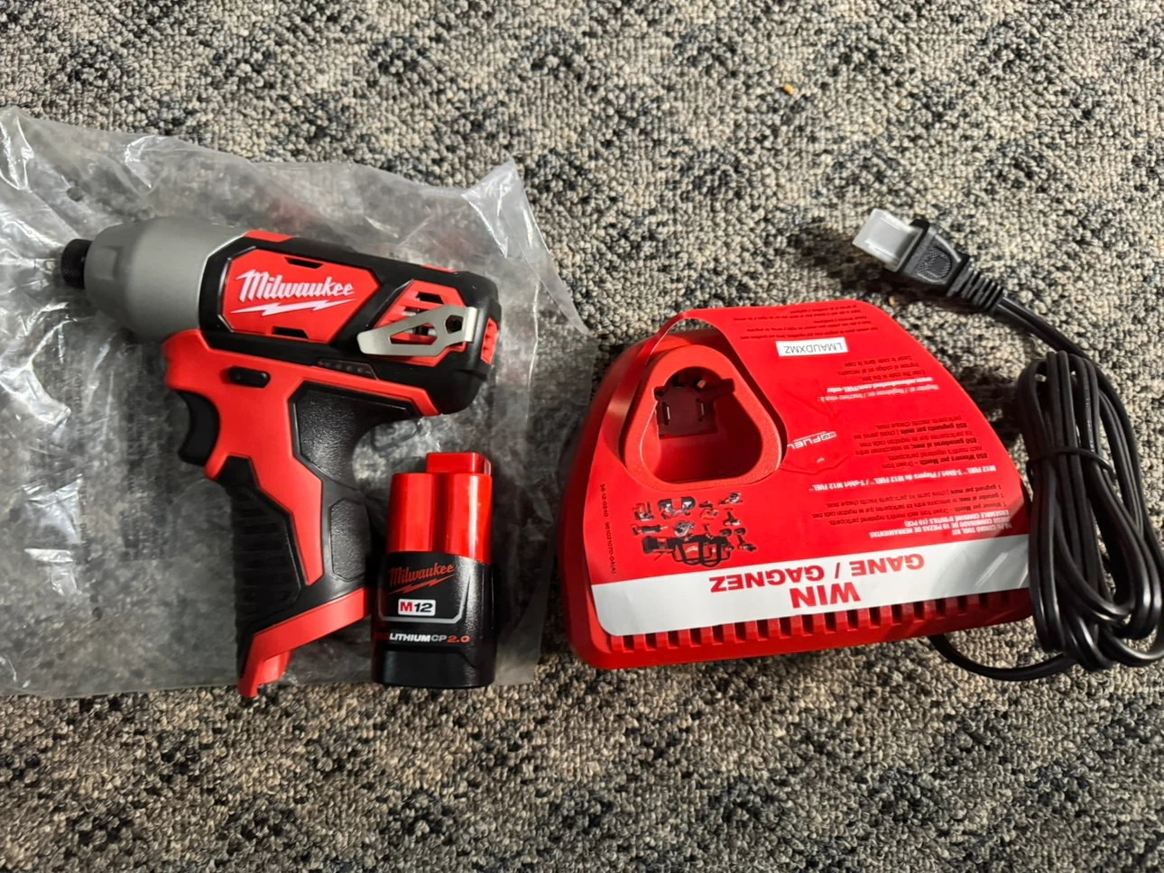 Milwaukee M12 1/4" Cordless Impact Driver Kit