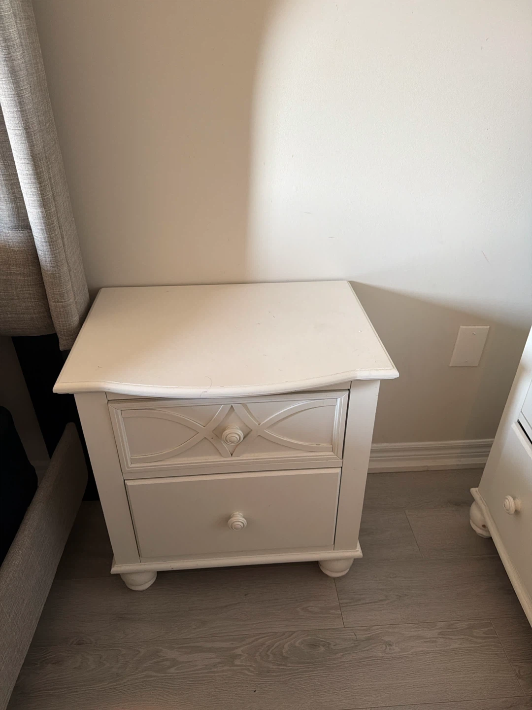 White Nightstand with 1 Drawer and Decorative Front