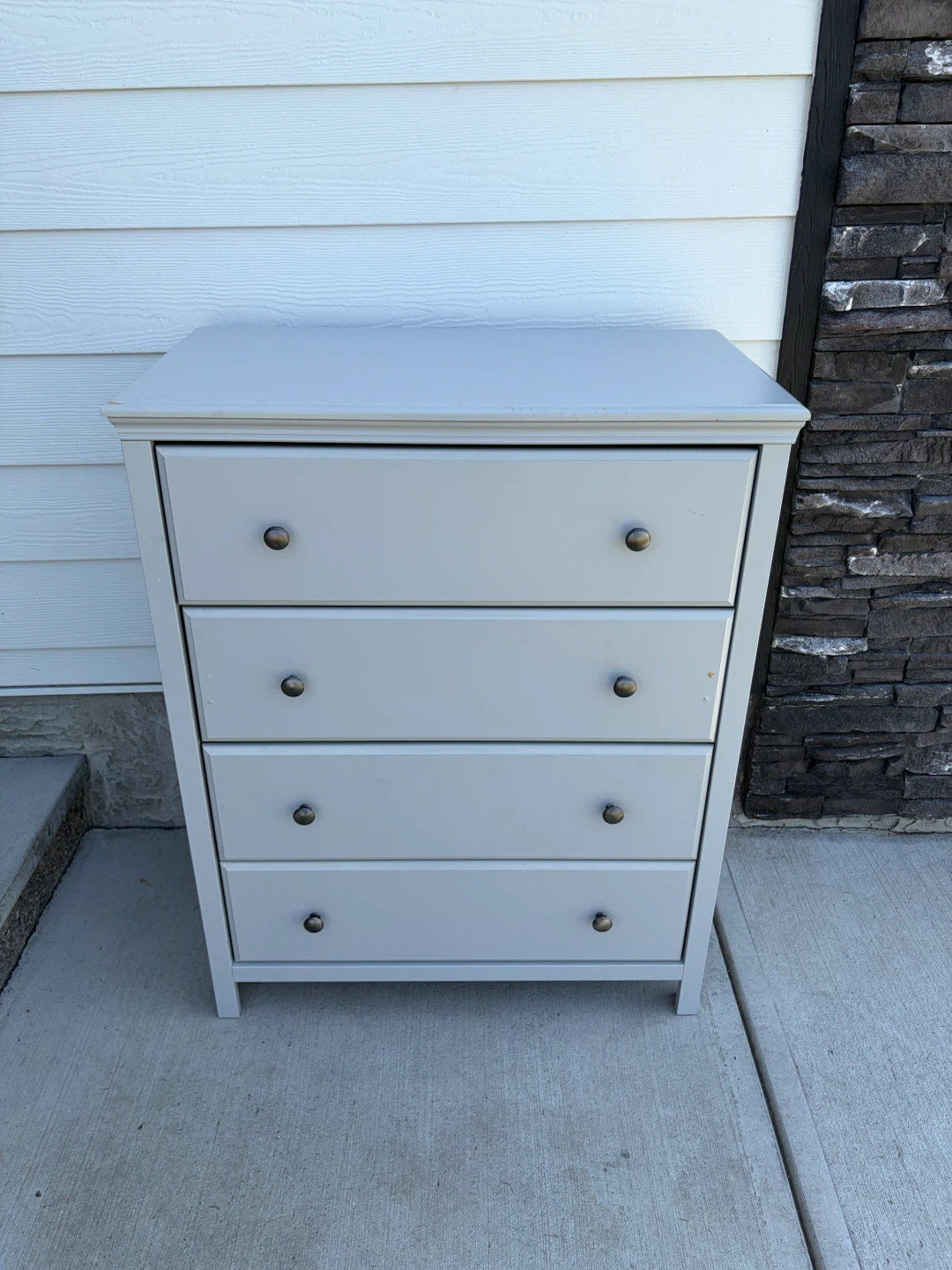 Grey dresser with 4 drawers