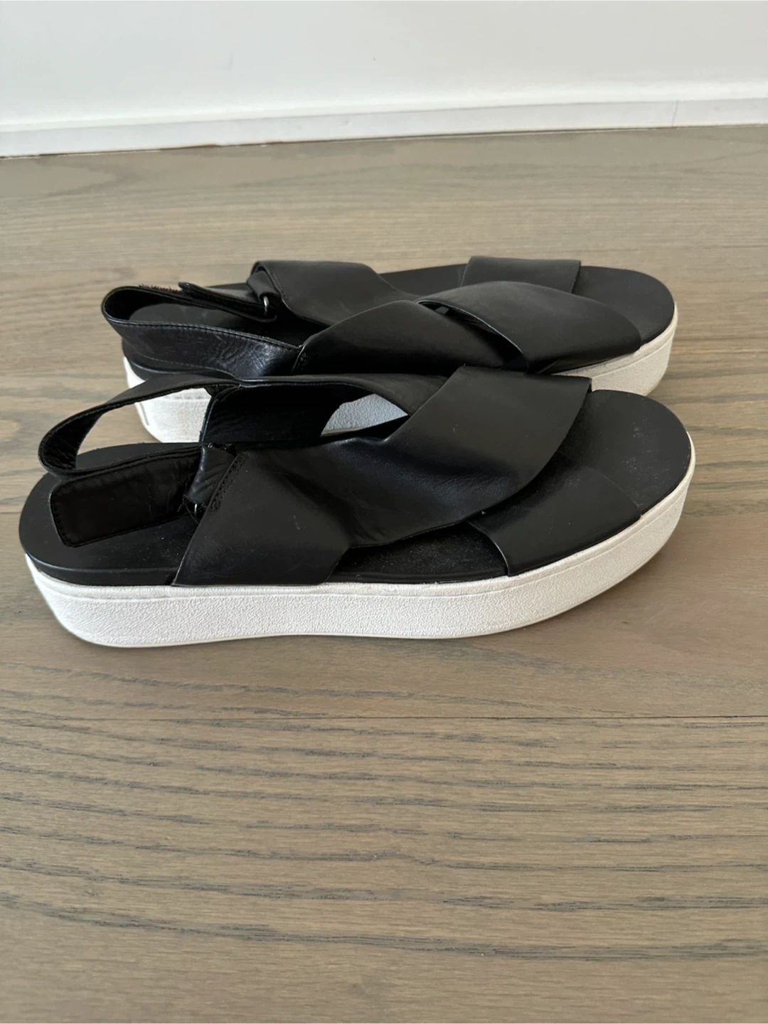 Vince Black Leather Platform Sandals - photo 4