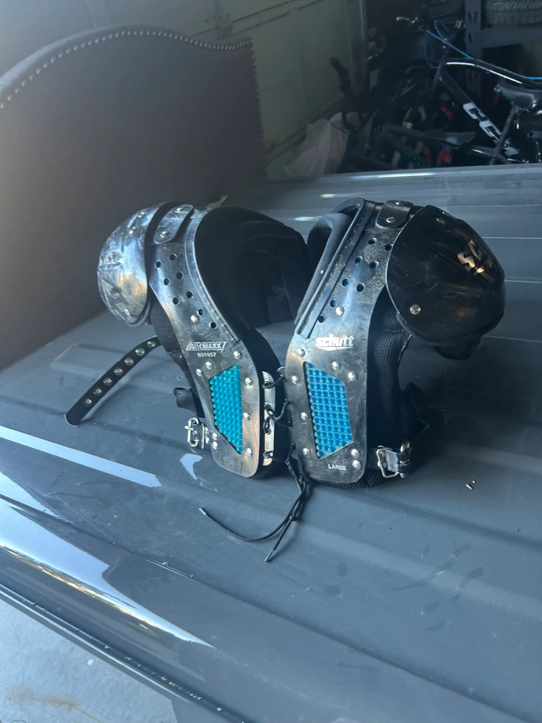 Schutt Air Maxx Football Shoulder Pads